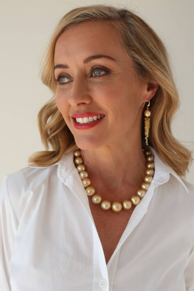 lady modelling a gold pearl necklace